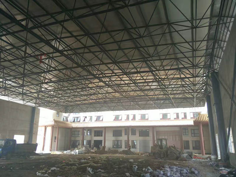 渭南屋顶采光无缝钢管网架安装现场